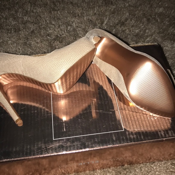 BCBG Platform Pump - Picture 4 of 4